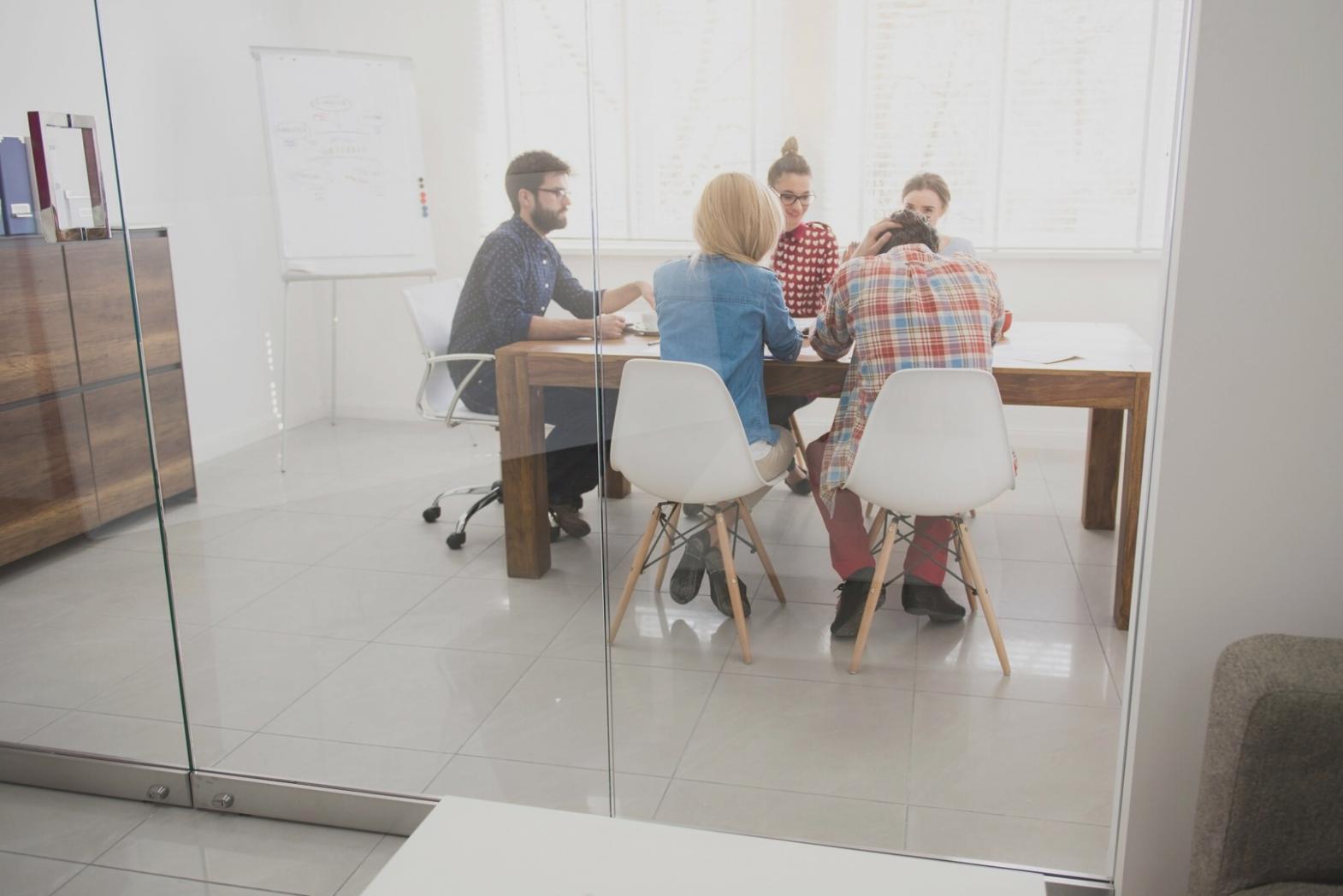 Finanzexperte bei der Datenanalyse am Computer